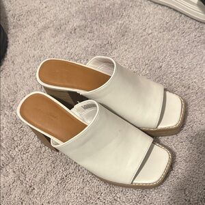 Universal Thread White and Tan Block Heel Mules